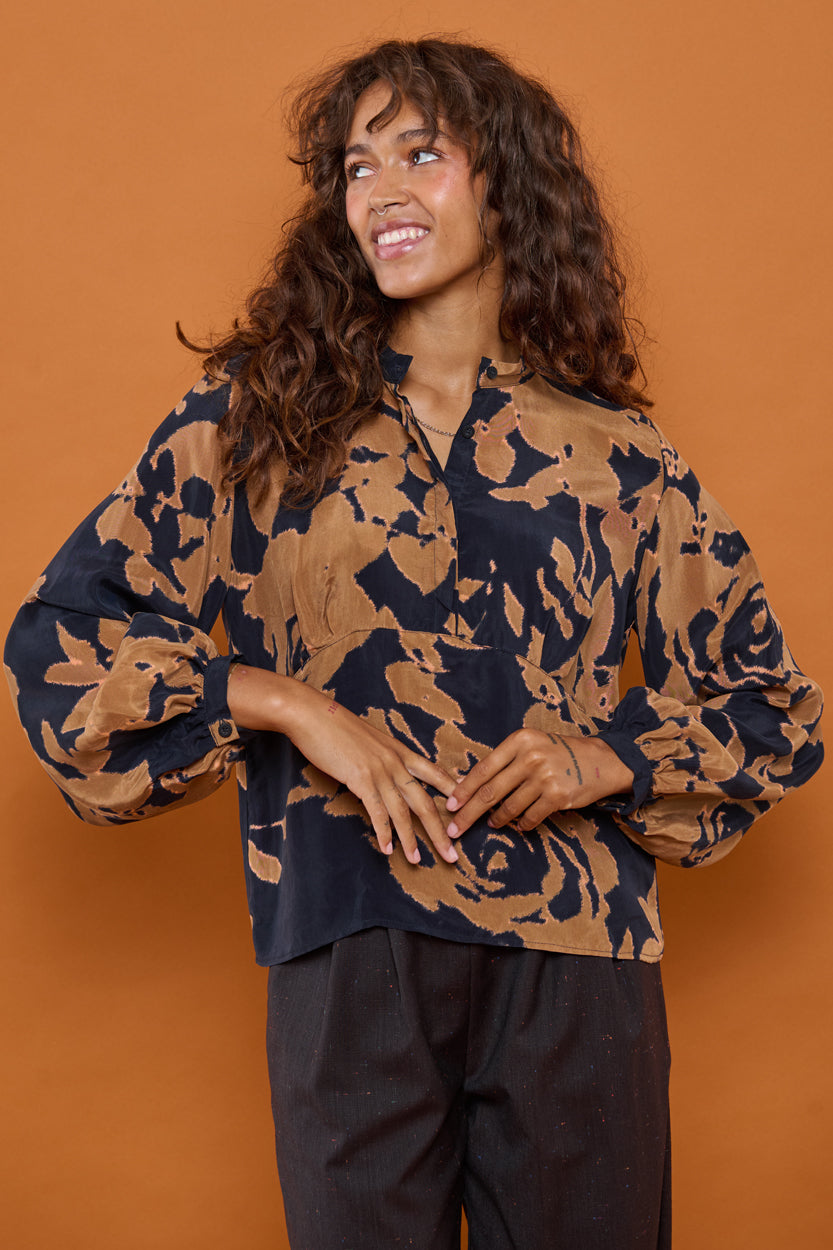 Froks Amelia Tunika Skjorte / Golden brown flower silhouettes