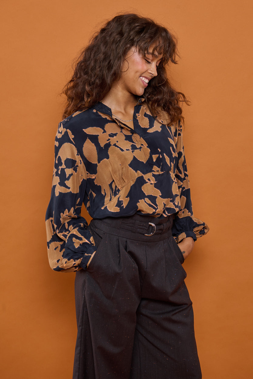 Froks Amelia Tunika Skjorte / Golden brown flower silhouettes