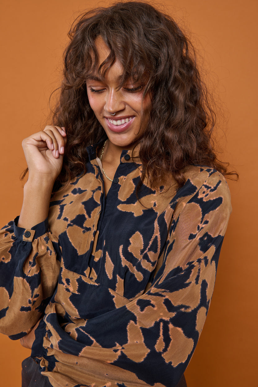 Froks Amelia Tunika Skjorte / Golden brown flower silhouettes