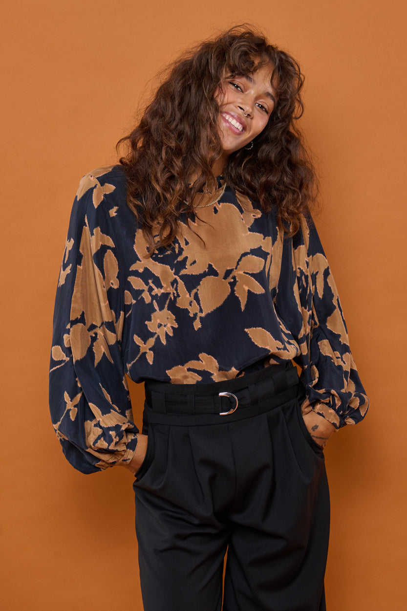 Froks Molly Skjorte / Golden brown flower silhouettes