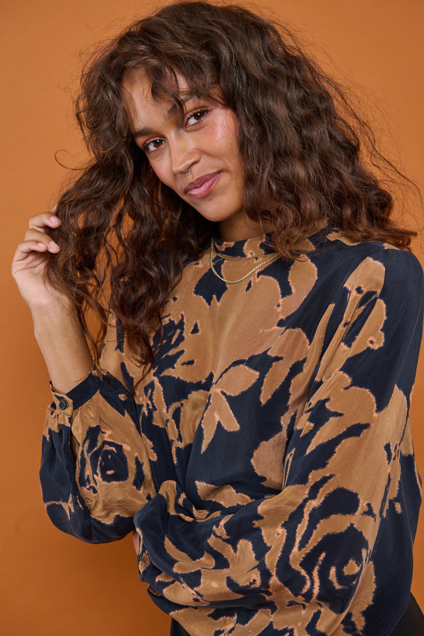 Froks Molly Skjorte / Golden brown flower silhouettes