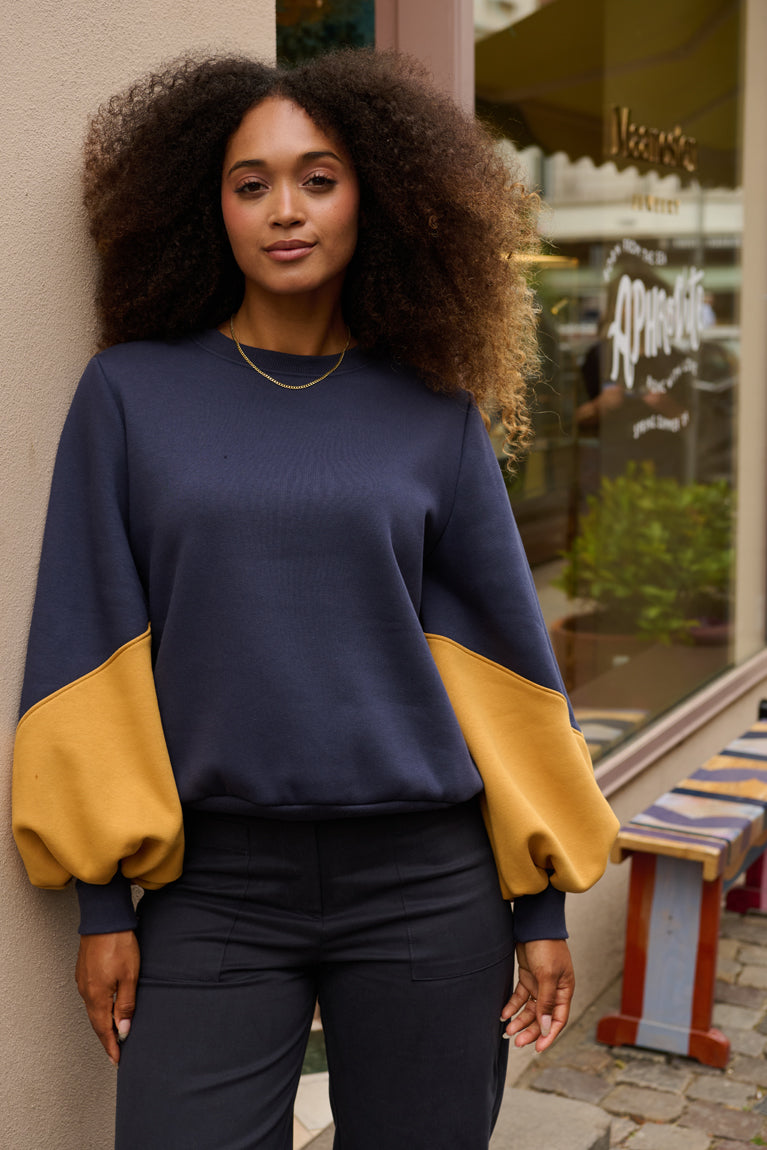 Froks Isabel Sweatshirt / Night blue & Golden glow