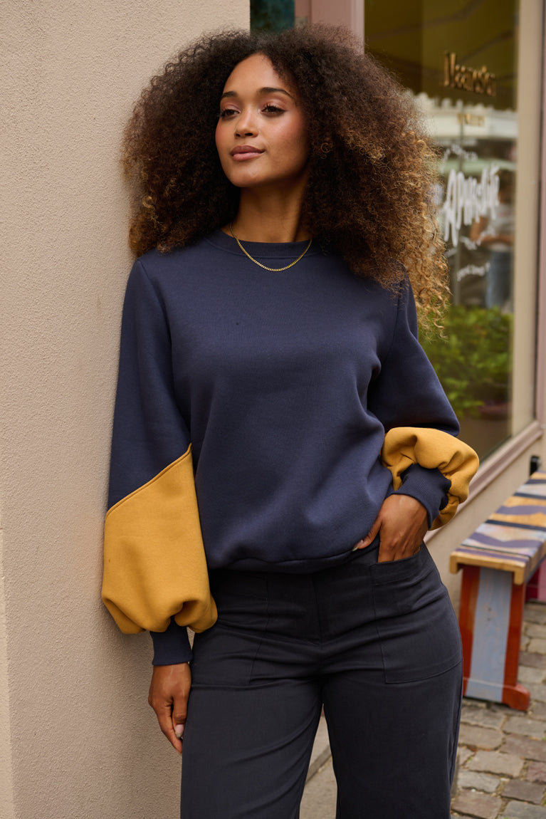 Froks Isabel Sweatshirt / Night blue & Golden glow