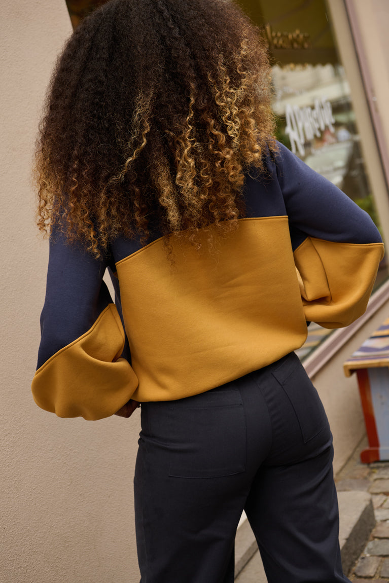 Froks Isabel Sweatshirt / Night blue & Golden glow