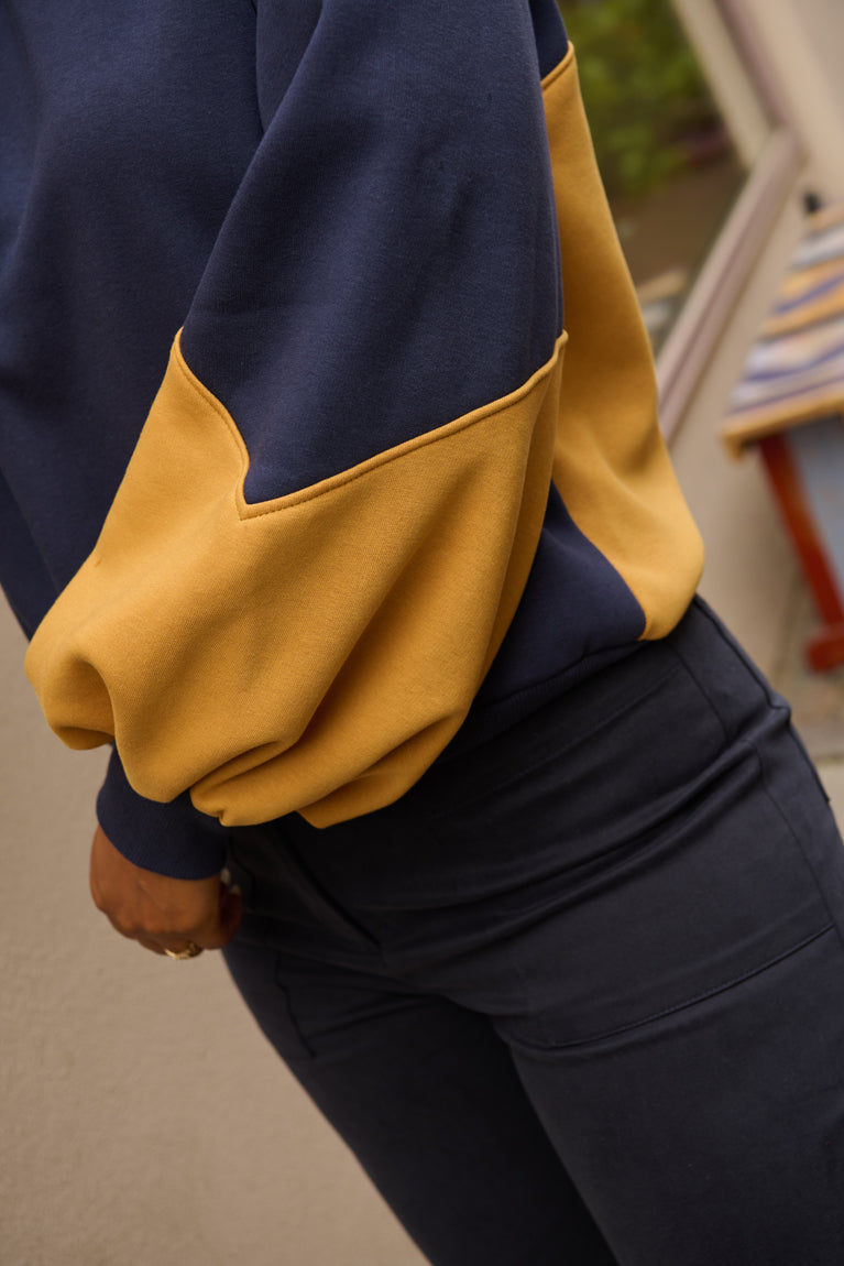 Froks Isabel Sweatshirt / Night blue & Golden glow