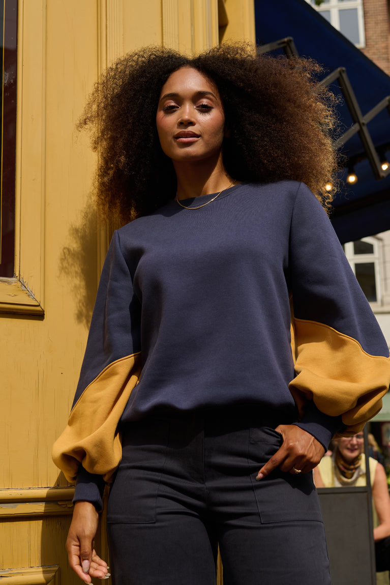 Froks Isabel Sweatshirt / Night blue & Golden glow