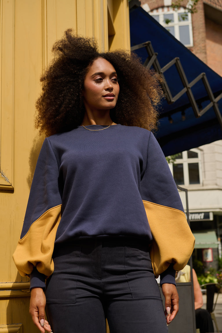 Froks Isabel Sweatshirt / Night blue & Golden glow