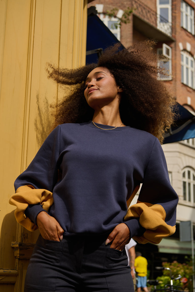 Froks Isabel Sweatshirt / Night blue & Golden glow
