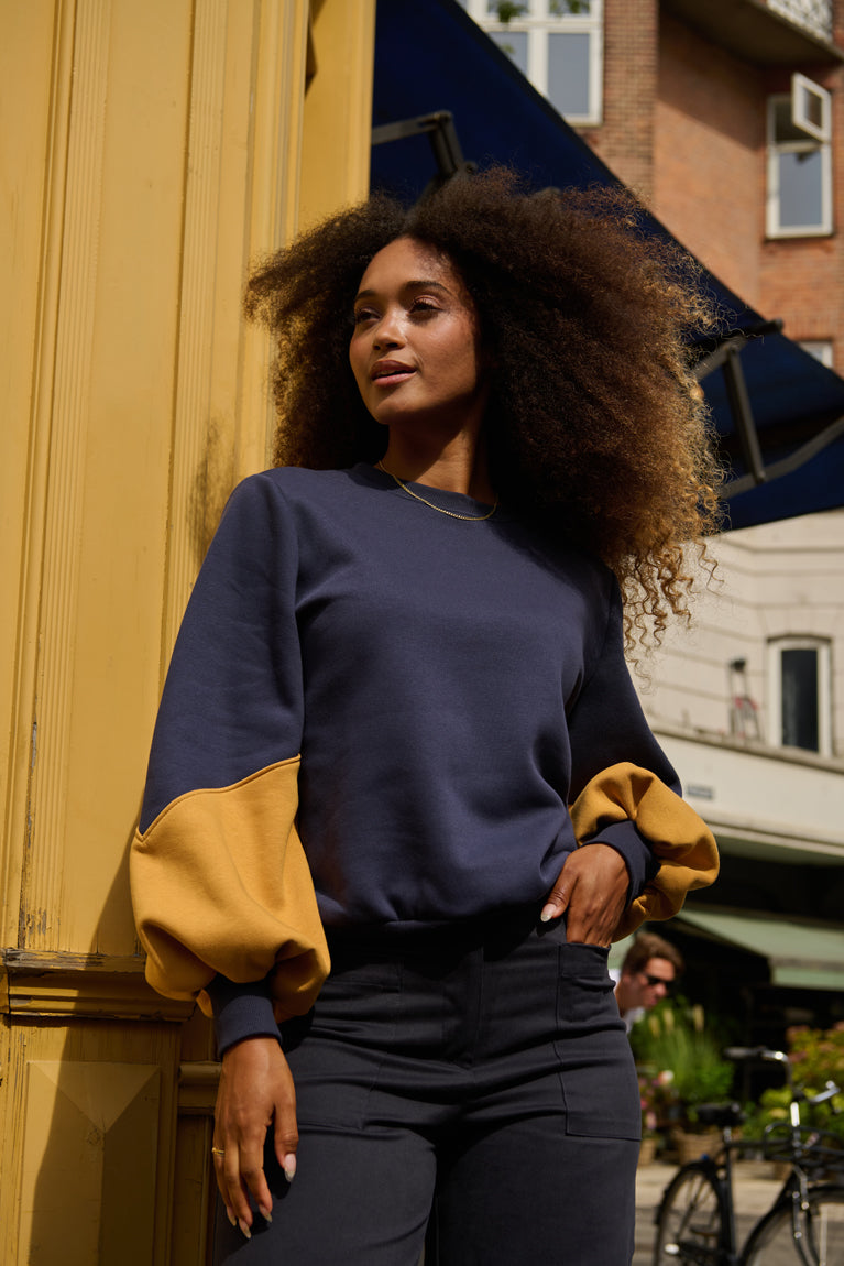 Froks Isabel Sweatshirt / Night blue & Golden glow