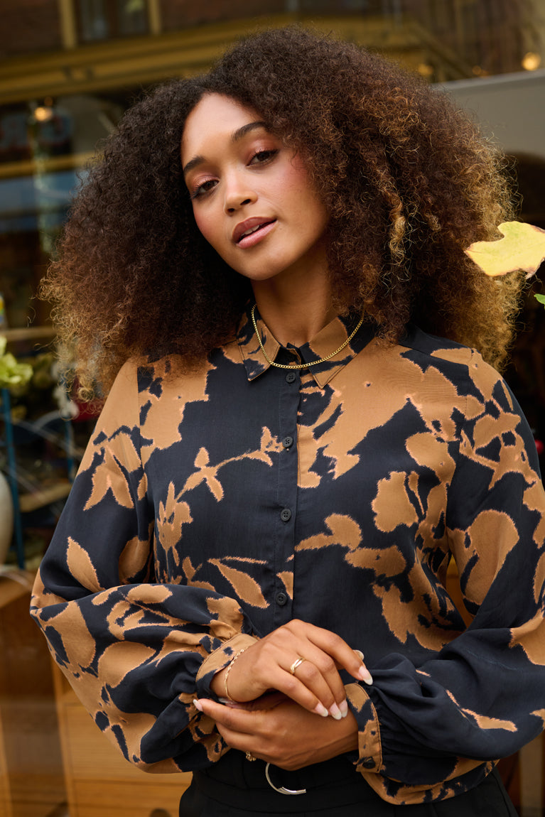 Froks Eline Skjorte / Golden brown flower silhouettes