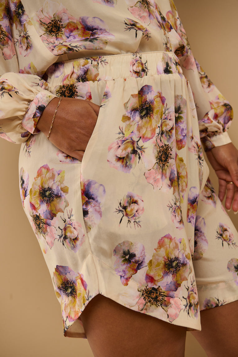 Froks Molly Shorts / Ivory & wavy flowers