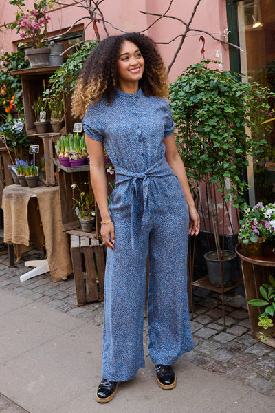 Froks Carla Buksedragt / Notes of Blue & Caramel