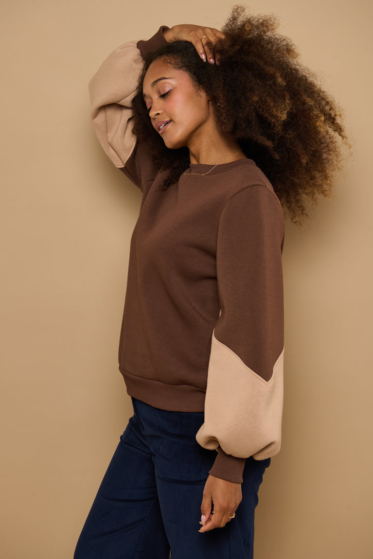 Froks Isabel Sweatshirt / Bark brown & Macadamia